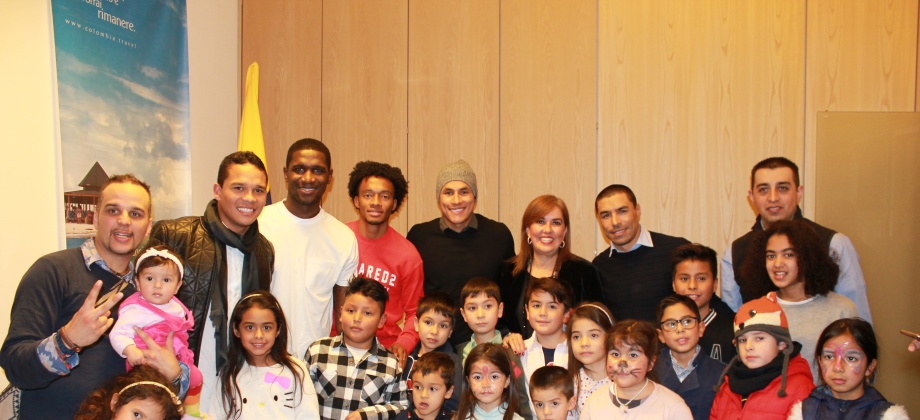 Jugadores de la selección Colombia celebran uno noche navideña en el Consulado de Colombia en Milán